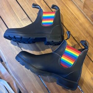 NWOT Blundstone Black Boots with Rainbow Elastic women’s size 8.5